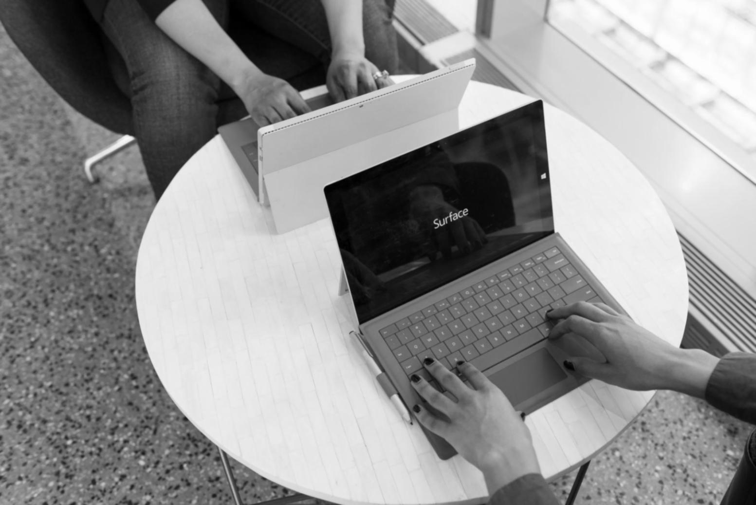 Espace de travail organisé avec documents financiers et calculatrice